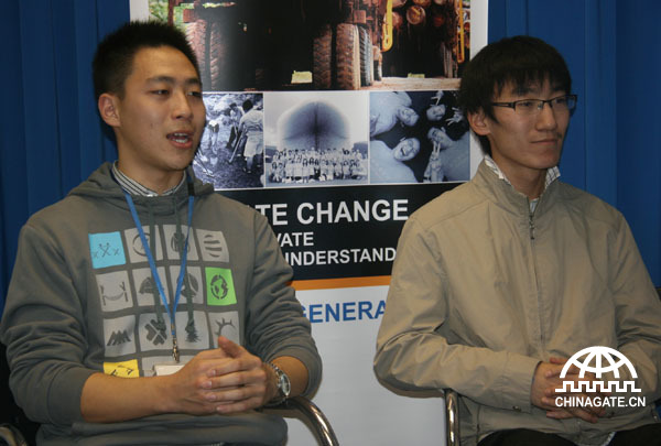 Shen Zhao (left) and Wang Kai (right), young Green Envoys elected by the British Council, talk about their experience in environmental protection and actions in addressing climate change.