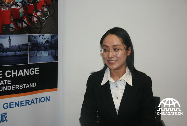 Zhang Yunyun, reporter of China Development Gateway, interviews Shen Zhao and Wang Kai, young Green Envoys elected by the British Council.