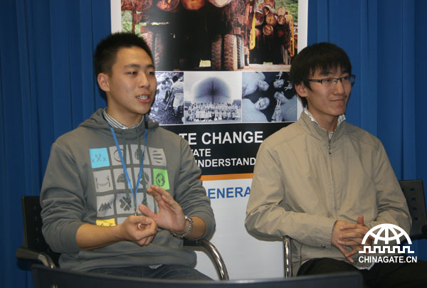 Shen Zhao (left) and Wang Kai (right), young Green Envoys elected by the British Council, talk about their experience in environmental protection and actions in addressing climate change. 