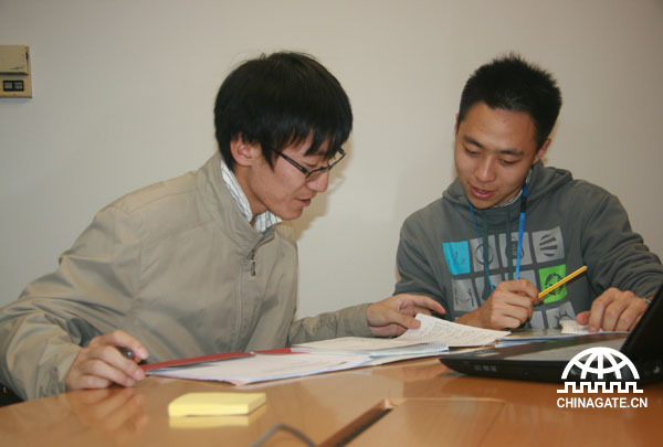 Wang Kai (left) and Shen Zhao (right), young Green Envoys elected by the British Council, discuss the issues on climate change. 