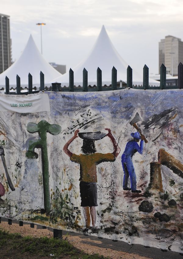 A drawing on the wall near the Durban climate meeting site urges people to save water and stop cutting trees. [China.org.cn]