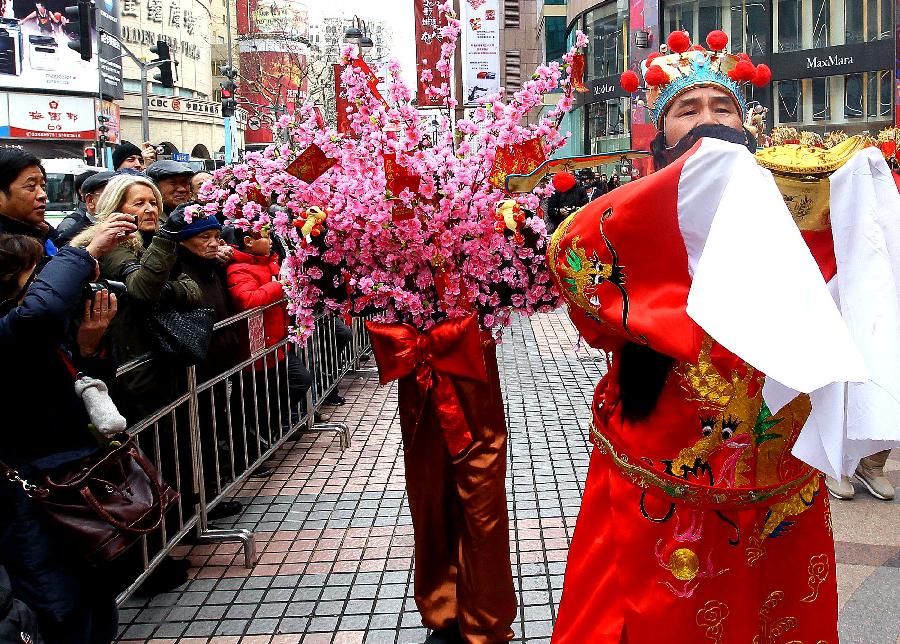 Tourists watch traditional performance in Shanghai, east China, Jan. 30, 2012.
