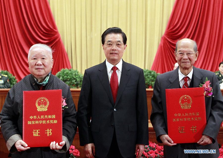 Chinese President Hu Jintao (C) poses for a photo with physicist Xie Jialin (R) and architect Wu Liangyong (L) after presenting to them the 2011 State Top Scientific and Technological Award at a ceremony held at the Great Hall of the People in Beijing, capital of China, Feb. 14, 2012.
