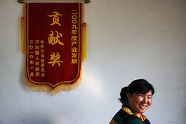 It is a great day for Huang Cuiping: Her entire 200-ton stock of black tea is sold out, and the county officials have sent her a silk banner to recognize her good work. Since 2008, with the help of three batches of loans from Yinongdai, her tea processing business has expanded to a comfortable scale. Now, her wish is to establish her own brand of tea.
