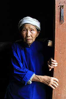 Li Cuiying is 84 years old. Her husband died 10 years ago and her only daughter married far from home. To make a living, she chops firewood and plant crops every day. Without electricity, the only thing accompanying her in her home aside from the floor-full of potatoes is a coffin made for herself.