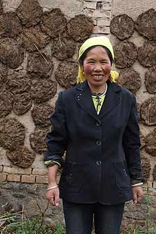 Tibetan Jide Jincuo lives in Lishun Village of Qingshan Town in Qinghai Datong County. Farmers in Qinghai used to paste yak dung on walls to dry and use as firewood. More yak dung on the wall means more yaks breeding owned by that household.