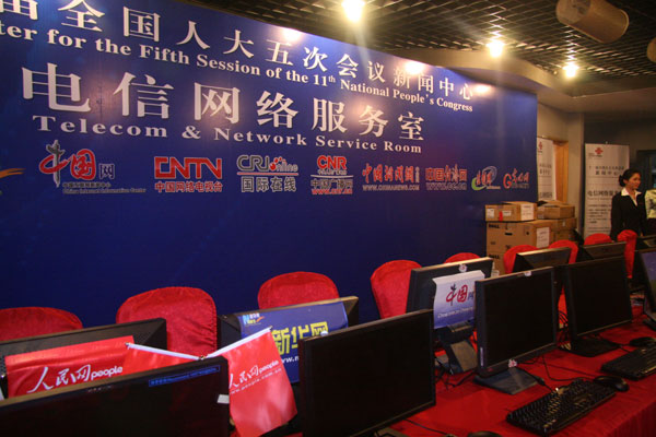 Computers at the china.org.cn news desk at the NPC/CPPCC Beijing Media Center have been equipped to provide internet access and information search services for correspondents. 