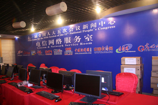 Computers at the china.org.cn news desk at the NPC/CPPCC Beijing Media Center have been equipped to provide internet access and information search services for correspondents. 