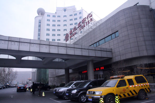 The NPC/CPPCC Beijing Media Center will open on Feb. 26, and will provide reception service and arrange interviews and press conferences for domestic and foreign journalists.