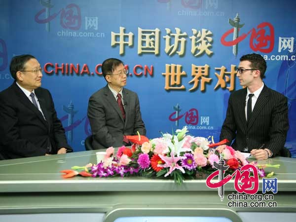 China.org.cn correspondent Jonathan Calkins talks with Chen Mingming(M), the former Director-General of the Department of Translation and Interpretation at China's Ministry of Foreign Affairs and former Chinese ambassador to New Zealand and Sweden, and Zhang Yuanyuan(L), the former Director-General of the Department of Translation and Interpretation at China's Ministry of Foreign Affairs and the former Chinese ambassador to New Zealand and Belgium in Beijing, March 1, 2012. 