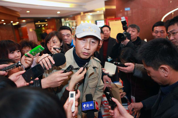 Director Feng Xiaoning, a member of the current Chinese People's Political Consultative Conference, expressed concern about the blind pursuit of the box office in the domestic market, something that may send the development of the film industry off track. 