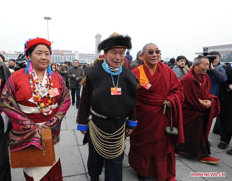 Members of the 11th National Committee of the Chinese People's Political Consultative Conference (CPPCC) walk to the Great Hall of the People in Beijing, capital of China, March 3, 2012. 