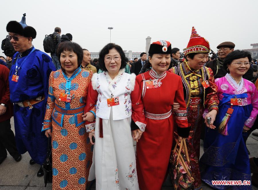 Members of the 11th National Committee of the Chinese People's Political Consultative Conference (CPPCC) walk to the Great Hall of the People in Beijing, capital of China, March 3, 2012. 