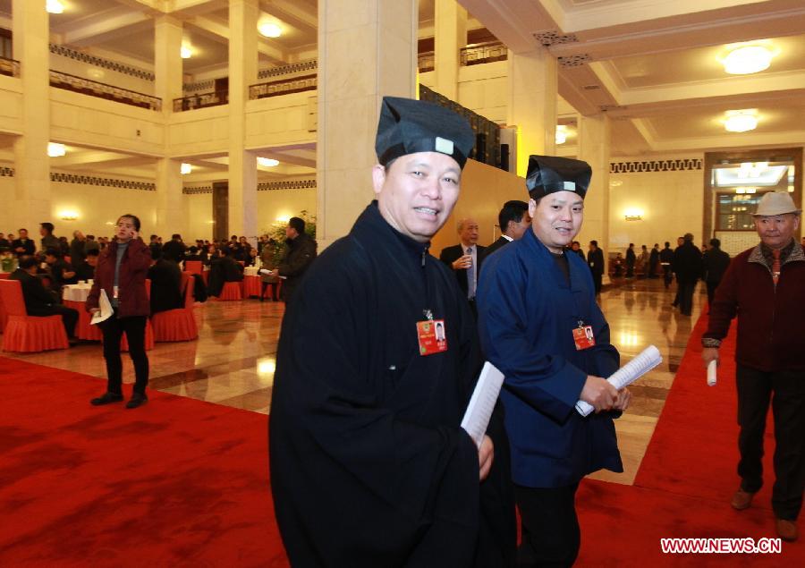 Members of the 11th National Committee of the Chinese People's Political Consultative Conference (CPPCC) walk to the Great Hall of the People in Beijing, capital of China, March 3, 2012. 