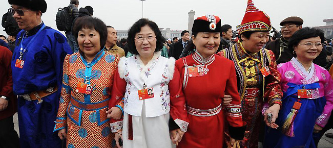 Members of the 11th National Committee of the Chinese People's Political Consultative Conference (CPPCC) walk to the Great Hall of the People in Beijing, capital of China, March 3, 2012.