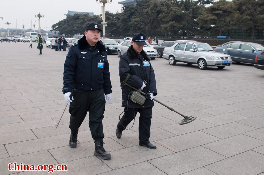 Police also employ metal detectors to sweep the journalists' vehicle parking area shortly before the CPPCC opens its annual session at the Great Hall of the People in Beijing on Saturday afternoon. [China.org.cn]