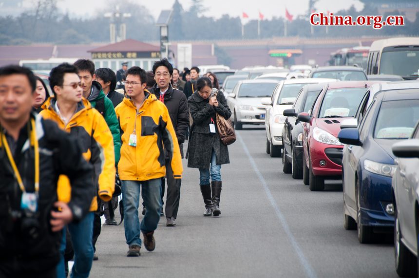 Reporters from both home and abroad rush to enter the Great Hall of the People in Beijing, China, shortly before the Chinese People's Political Consultative Conference (CPPCC), the country's top advisory body, opens on Saturday afternoon. [China.org.cn]