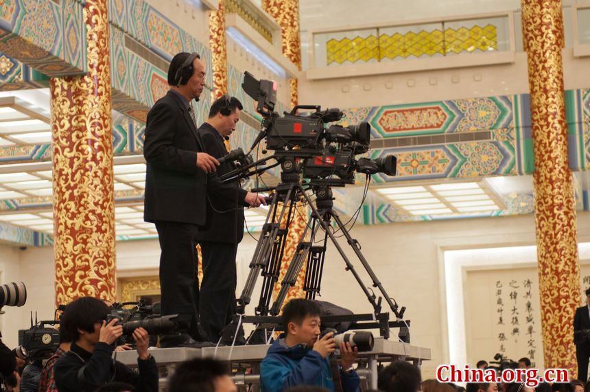 TV crew men film Li Zhao Xing taking questions from the press at the press conference of the 11th National People&apos;s Congress (NPC). [China.org.cn]