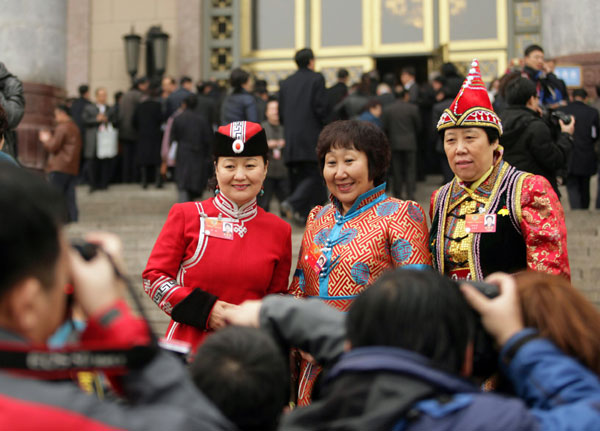 Three ethnic group members of the Chinese People&apos;s Political Consultative Conference National Committee pose for photograph before the opening ceremony of this year&apos;s session in Beijing, March 3, 2011.