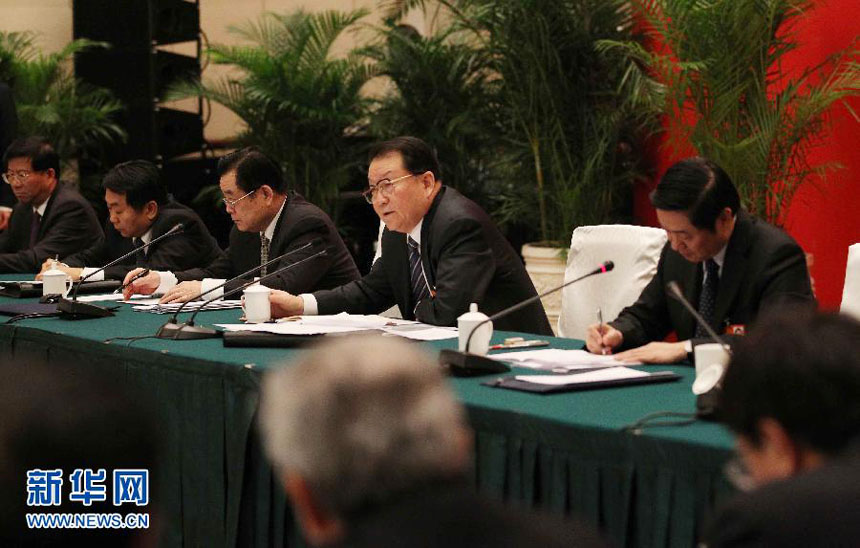 Li Changchun, a member of the Standing Committee of the Political Bureau of CPC Central Committee, visits deputies to the Fifth Session of the 11th National People&apos;s Congress (NPC) from southwest China&apos;s Sichuan Province and joins their panel discussion in Beijing, capital of China, March 5, 2012. 