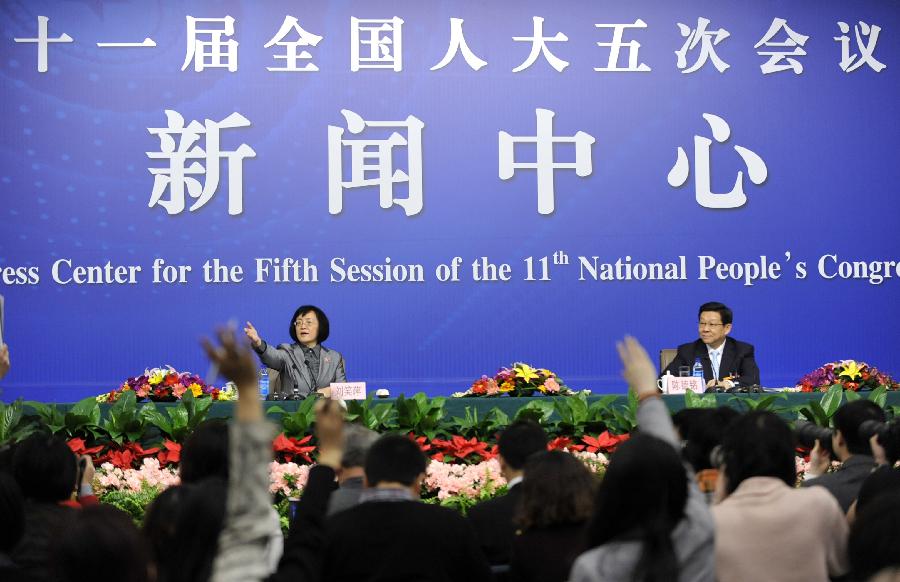 Chinese Commerce Minister Chen Deming (R) reacts during a news conference of the Fifth Session of the 11th National People&apos;s Congress (NPC) in Beijing, China, March 7, 2012.