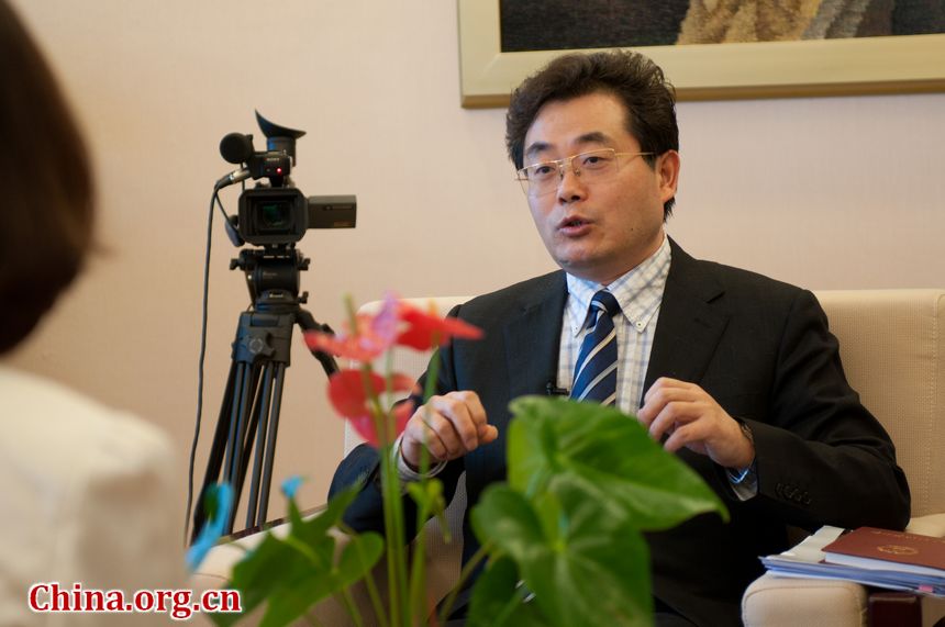 A Chongqing delegate takes a video interview after the panel discussion on Tuesday afternoon, March 6, 2012 at the Hotel affiliated to the Great Hall of the People, Beijing, China. [China.org.cn]