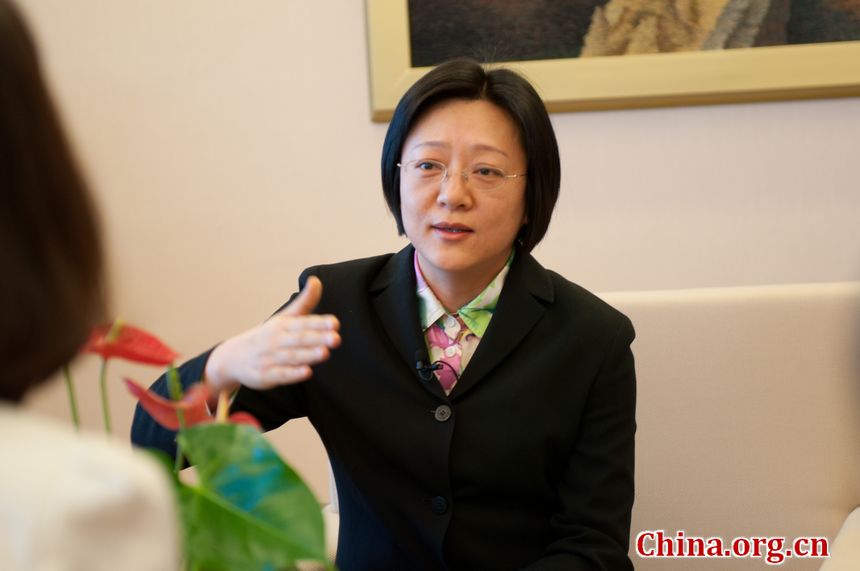 takes a video interview after the panel discussion on Tuesday afternoon, March 6, 2012 at the Hotel affiliated to the Great Hall of the People, Beijing, China. [China.org.cn]