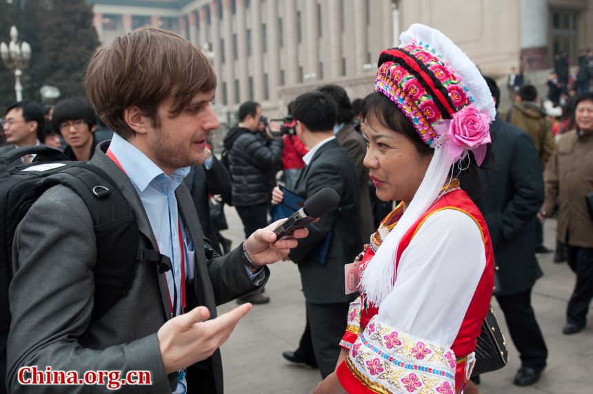 Wang Ying, Director of Medical Insurance Department of the People&apos;s Hospital in Bai Ethnic Group Prefecture in Dali, Yunnan Province, takes questions from a foreigner journalist. [China.org.cn]