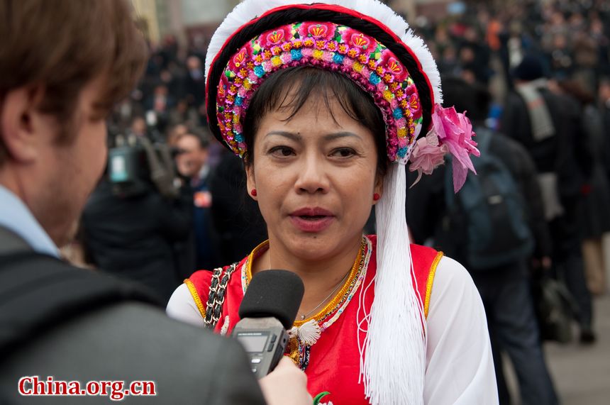 Wang Ying, Director of Medical Insurance Department of the People&apos;s Hospital in Bai Ethnic Group Prefecture in Dali, Yunnan Province, takes questions from a foreigner journalist. [China.org.cn]