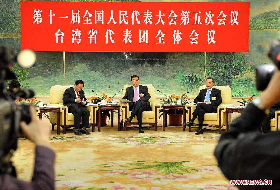 Jia Qinglin (C), member of the Standing Committee of the Political Bureau of the Communist Party of China (CPC) Central Committee and also chairman of the National Committee of the Chinese People's Political Consultative Conference (CPPCC), visits deputies to the Fifth Session of the 11th National People's Congress (NPC) from southeast China's Taiwan and joins their panel discussion in Beijing, capital of China, March 7, 2012. 