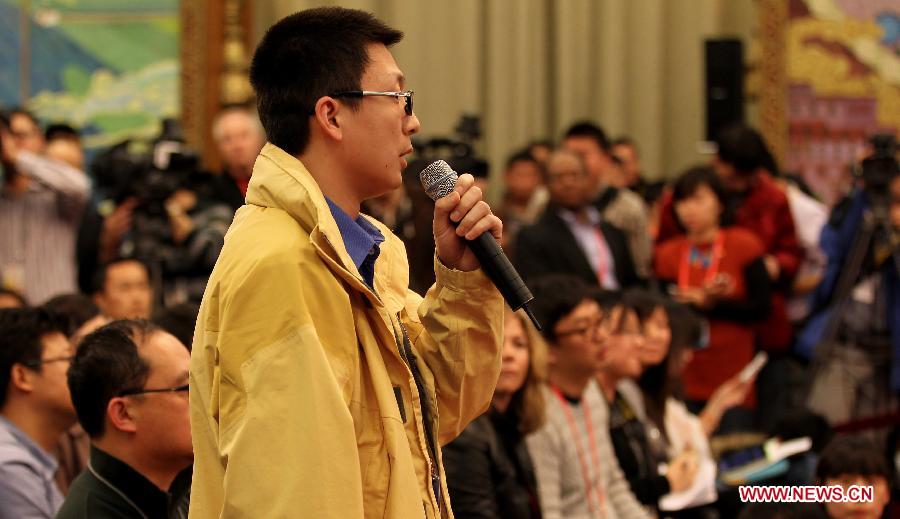 A journalists raises questions at a panel discussion of deputies to the Fifth Session of the 11th National People's Congress (NPC) from southwest China's Tibet Autonomous Region in Beijing, capital of China, March 7, 2012.