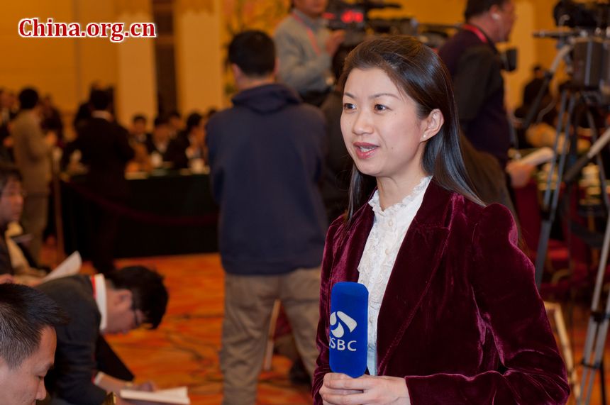 TV crew members from Jiangsu local TV station makes live broadcast of the province&apos;s all-member panel discussion session on Wednesday afternoon at the Jiangsu Hall in the Great Hall of the People, Beijing, China. [China.org.cn]