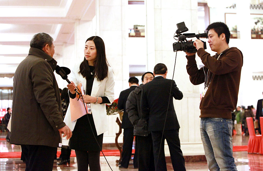 Yang Dan (C) and Dong Chao (R) interview Ji Baocheng, former President of Renmin University.