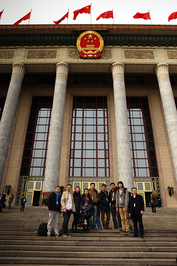 Reporters from China.com.cn take a group picture in front of the Great Hall of the People after covering the 2nd plenary meeting of 5th session of the 11th NPC in Beijing, Mar. 8, 2012.