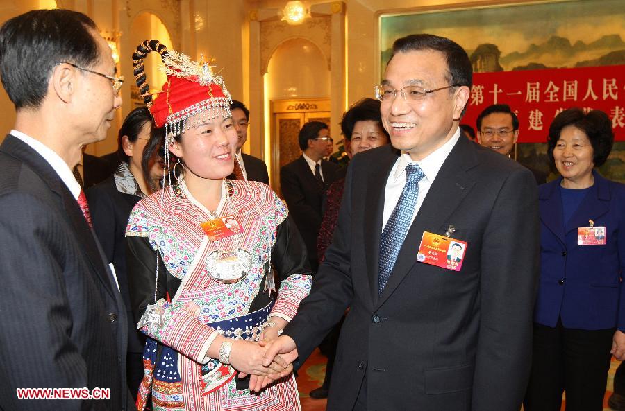 Chinese Vice Premier Li Keqiang (R, front), who is also a member of the Standing Committee of the Political Bureau of the Communist Party of China (CPC) Central Committee, visits deputies to the Fifth Session of the 11th National People&apos;s Congress (NPC) from southeast China&apos;s Fujian Province and joins their panel discussion in Beijing, capital of China, March 9, 2012.