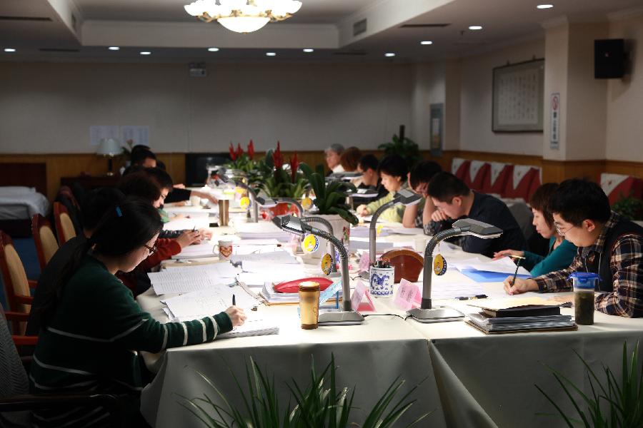 Staff members work at the bulletin group of the secretariat of the Fifth Session of the 11th National People&apos;s Congress (NPC) in Beijing, capital of China, March 11, 2012.