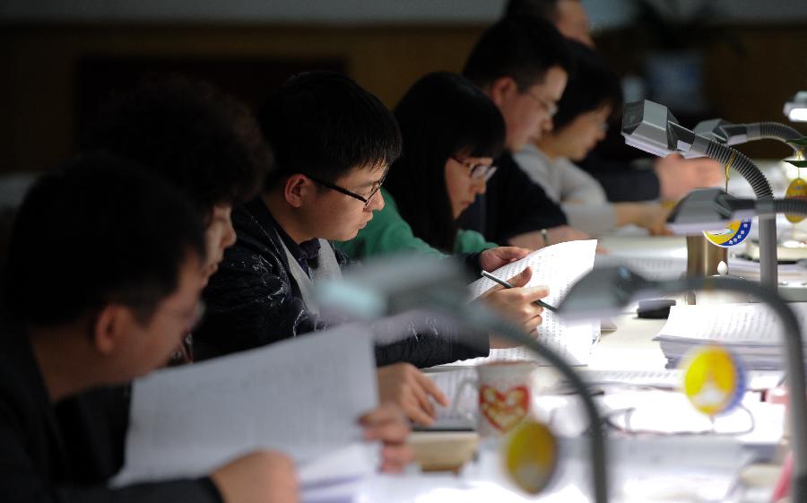 Staff members work at the bulletin group of the secretariat of the Fifth Session of the 11th National People&apos;s Congress (NPC) in Beijing, capital of China, March 11, 2012. 