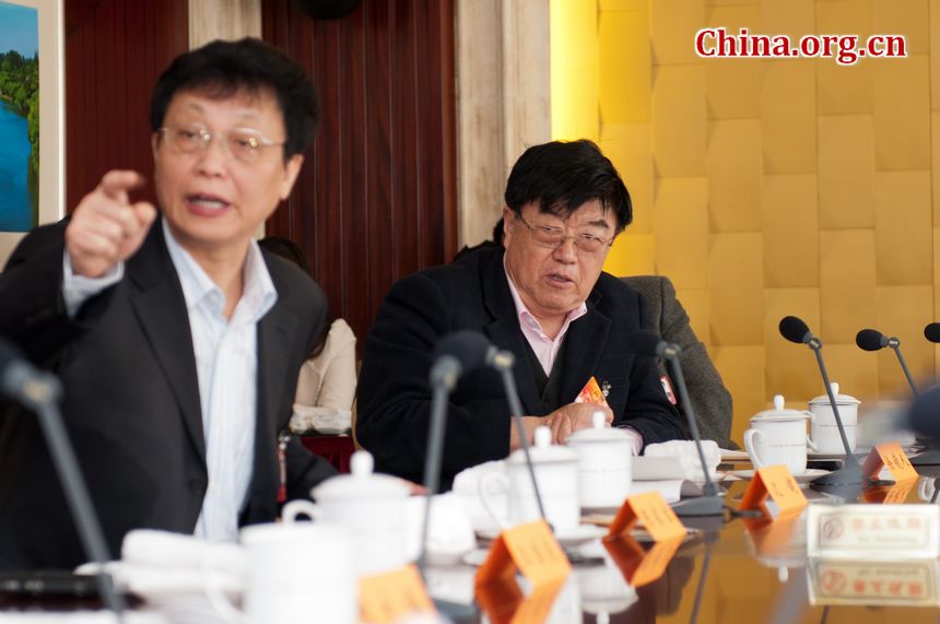 Chen Jiabao (L), chief of Nanjing&apos;s Standing Committee of People&apos;s Congress, the local legislature and Xu Jingren (R), president of Yangtze River Pharmaceutical Group, on Monday, March 12, 2012, share their opinions regarding the report on the work of the Supreme People&apos;s Procuratorate and the report on the work of the Supreme People&apos;s Court. [China.org.cn]