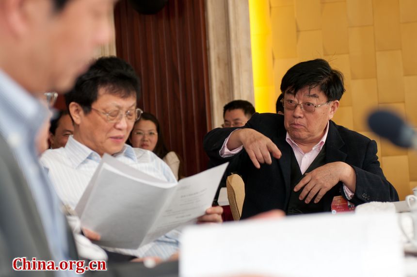 Xu Jingren (R), president of Yangtze River Pharmaceutical Group, on Monday, March 12, 2012, share his opinions regarding the report on the work of the Supreme People&apos;s Procuratorate and the report on the work of the Supreme People&apos;s Court. [China.org.cn]