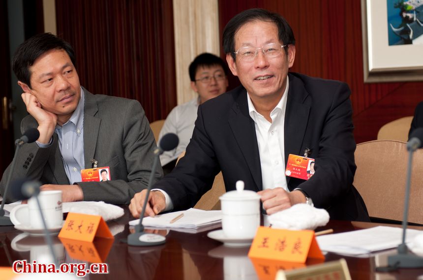 Zhang Dafu (R1), ex-chairman of Jinling Petrol, subsidary of Sinopec, said the government needs to share with ordinary consumers the burden of the rising oil prices. [China.org.cn]