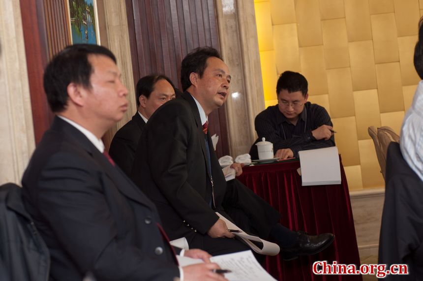 Representatives from China&apos;s Supreme People&apos;s Court and Supreme People&apos;s Procuratorate attend the panel discussion of Jiangsu delegation and they as observers answer the delegates&apos; concerns. [China.org.cn]