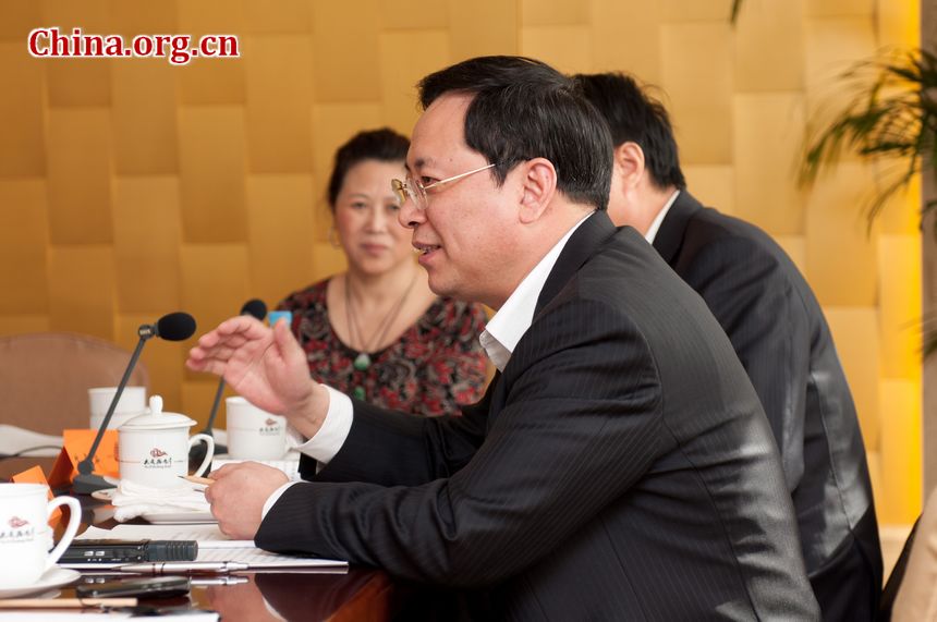 Jiangsu Province&apos;s delegation to the 11th NPC on Monday, March 12, 2012, hold panel discussions to review the work reports on China&apos;s Supreme People&apos;s Court and Supreme People&apos;s Procuratorate. [China.org.cn]