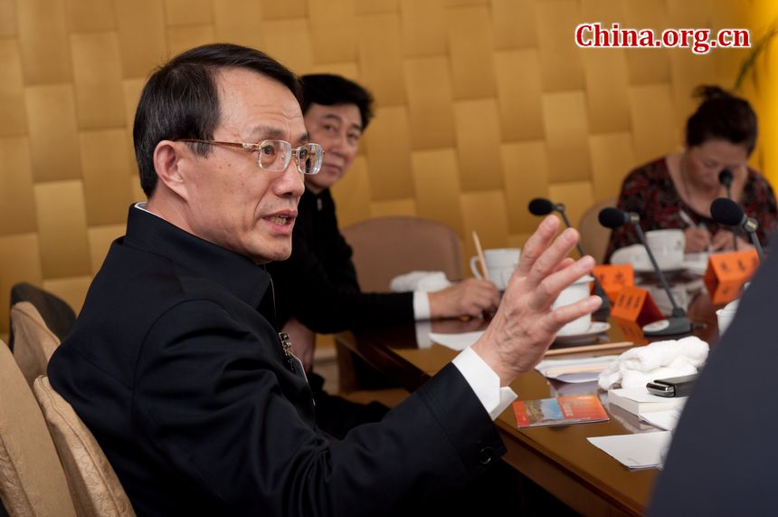 Jiangsu Province&apos;s delegation to the 11th NPC on Monday, March 12, 2012, hold panel discussions to review the work reports on China&apos;s Supreme People&apos;s Court and Supreme People&apos;s Procuratorate. [China.org.cn]