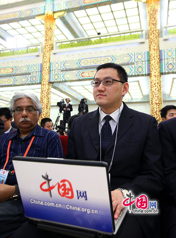 Chinese Premier Wen Jiabao meets the press after the closing meeting of the Fifth Session of the 11th National People&apos;s Congress (NPC) at the Great Hall of the People in Beijing, March 14, 2011. In the photo is Chen Boyuan, China.org.cn&apos;s reporter.