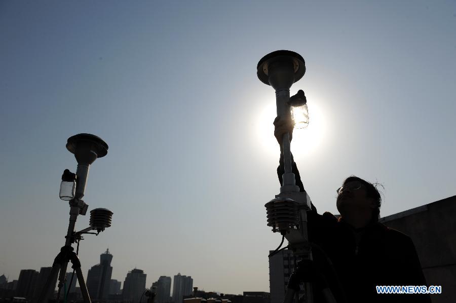 An observer checks a PM2.5 monitor at the Hangzhou Environmental Monitoring Center in Hangzhou, capital of east China&apos;s Zhejiang Province on March 25, 2012.