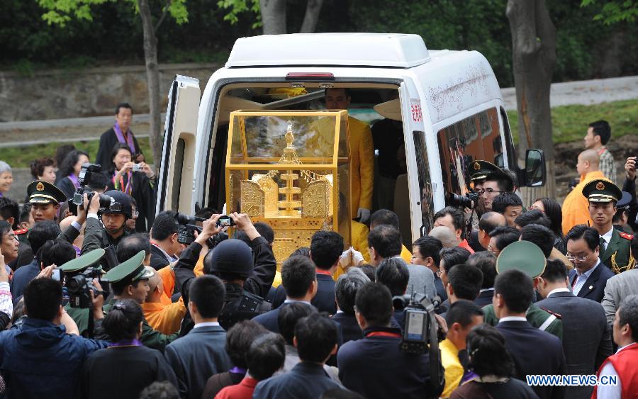 A vehicle carrying the Buddha&apos;s parietal-bone relic sets off from Qixia Temple in Nanjing, capital of east China&apos;s Jiangsu Province, April 25, 2012.