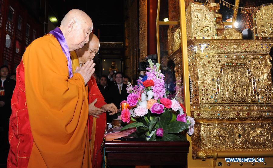 Ven. Kok-kwong (L) of the Hong Kong Buddhist Association attends a moving out ceremony at Qixia Temple in Nanjing, capital of east China&apos;s Jiangsu Province, April 25, 2012.