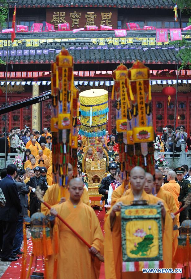 The Buddha&apos;s parietal-bone relic is escorted to set off to Hong Kong from Qixia Temple in Nanjing, capital of east China&apos;s Jiangsu Province, April 25, 2012.