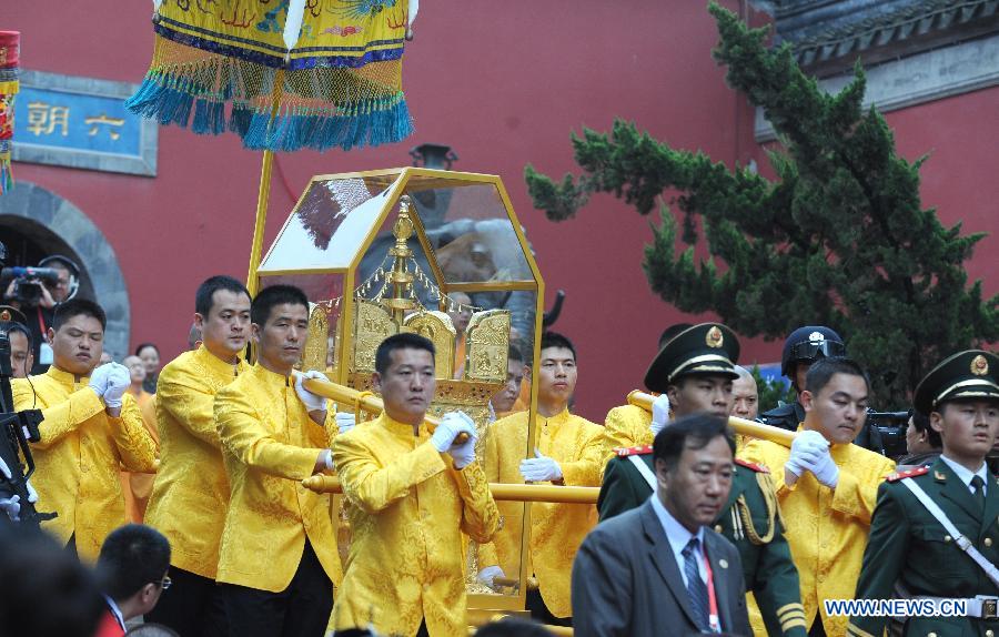 The Buddha&apos;s parietal-bone relic is escorted to set off to Hong Kong from Qixia Temple in Nanjing, capital of east China&apos;s Jiangsu Province, April 25, 2012.