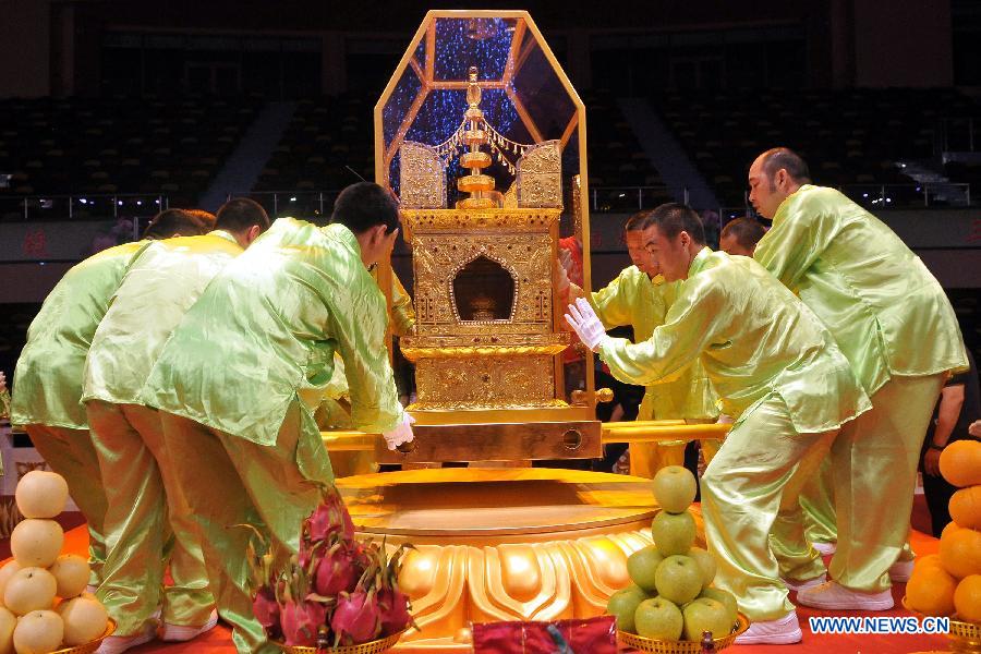 The Buddha&apos;s Parietal-Bone Relic leaves concluding ceremony of the Grand Blessing Ceremony for Worshipping Buddha&apos;s Parietal-Bone Relic in Macao, south China, May 4, 2012.